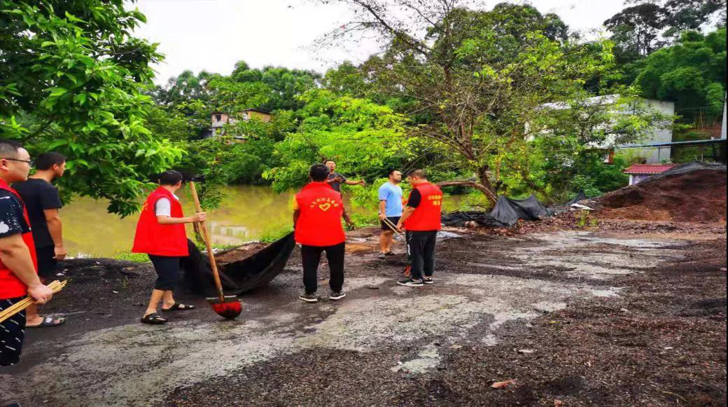 党员干部进行沿河卫生打扫
