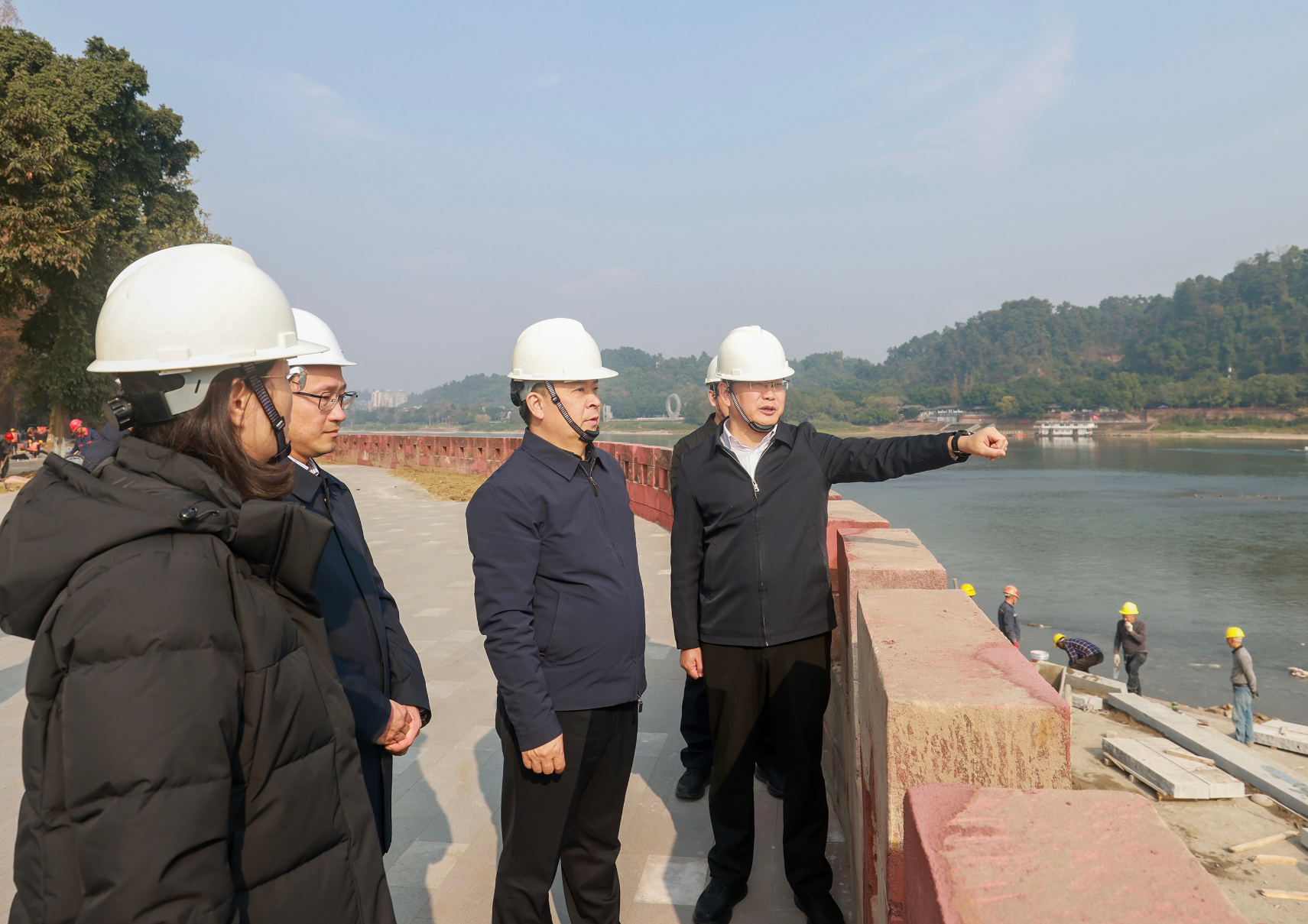 卢军来到三江平急两用排水防涝工程现场，听取项目规划建设情况汇报，实地察看建设进度。