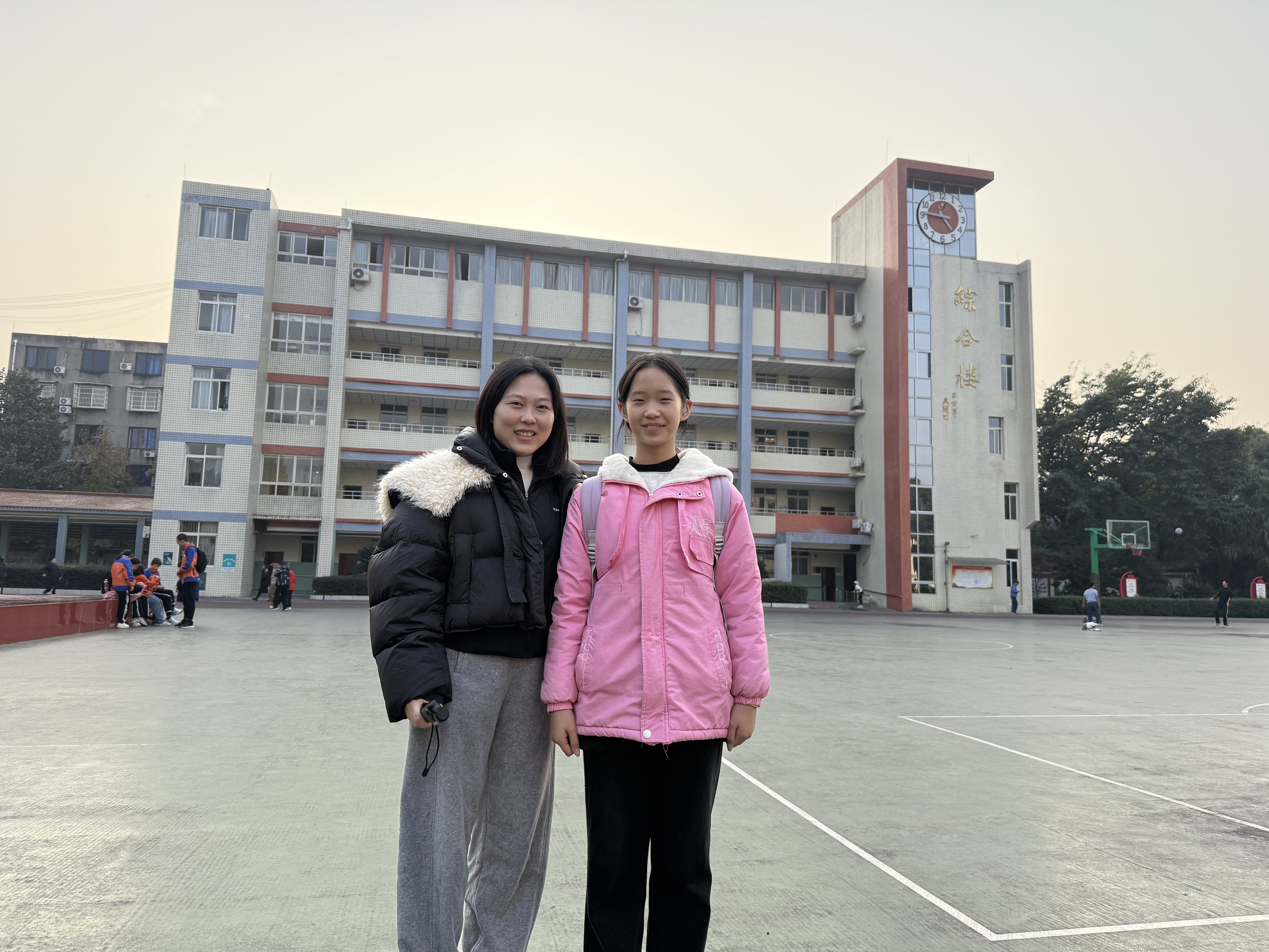 /website-webapp/ewebeditor/uploadfile/赵欣与乐山市特殊教育学校的学生合影