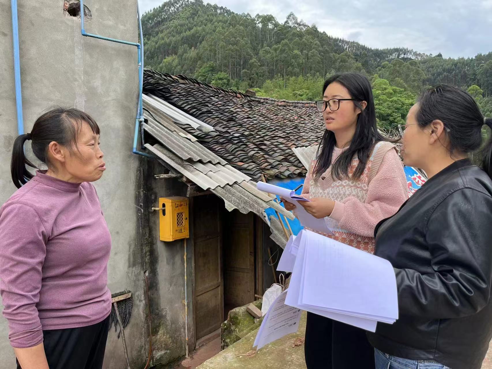 廖慧走村入户开展森林防灭火和惠民政策宣传