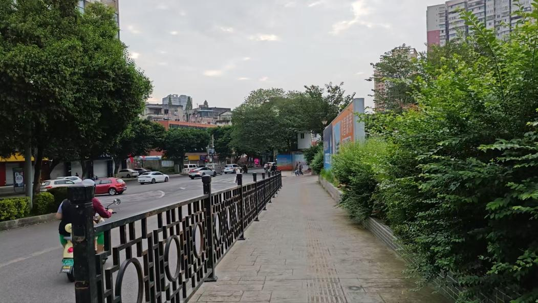 采纳“安装护栏”建议后畅通干净的衡山园临时停车场外道路