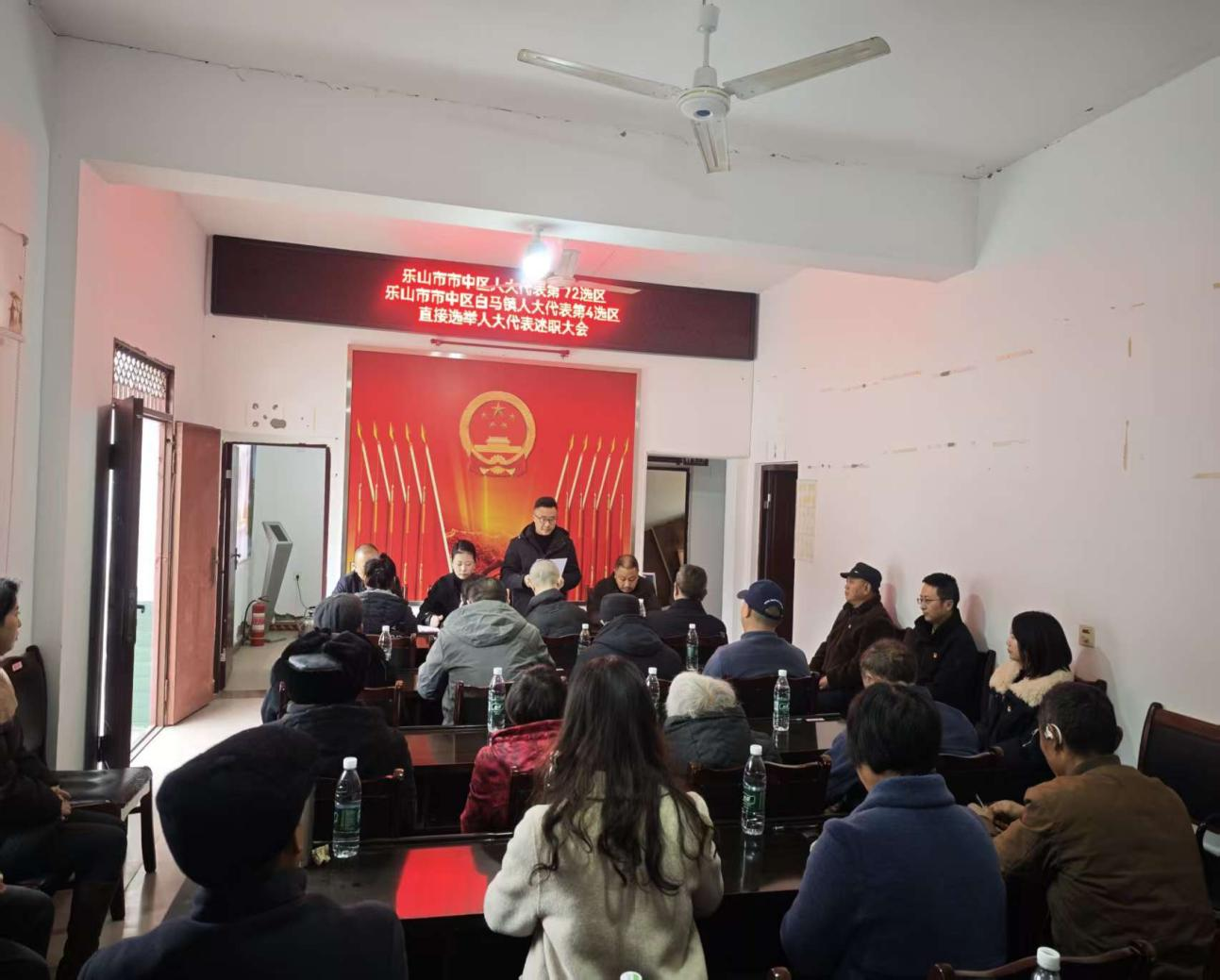 镇人大代表易海宾向选民述职