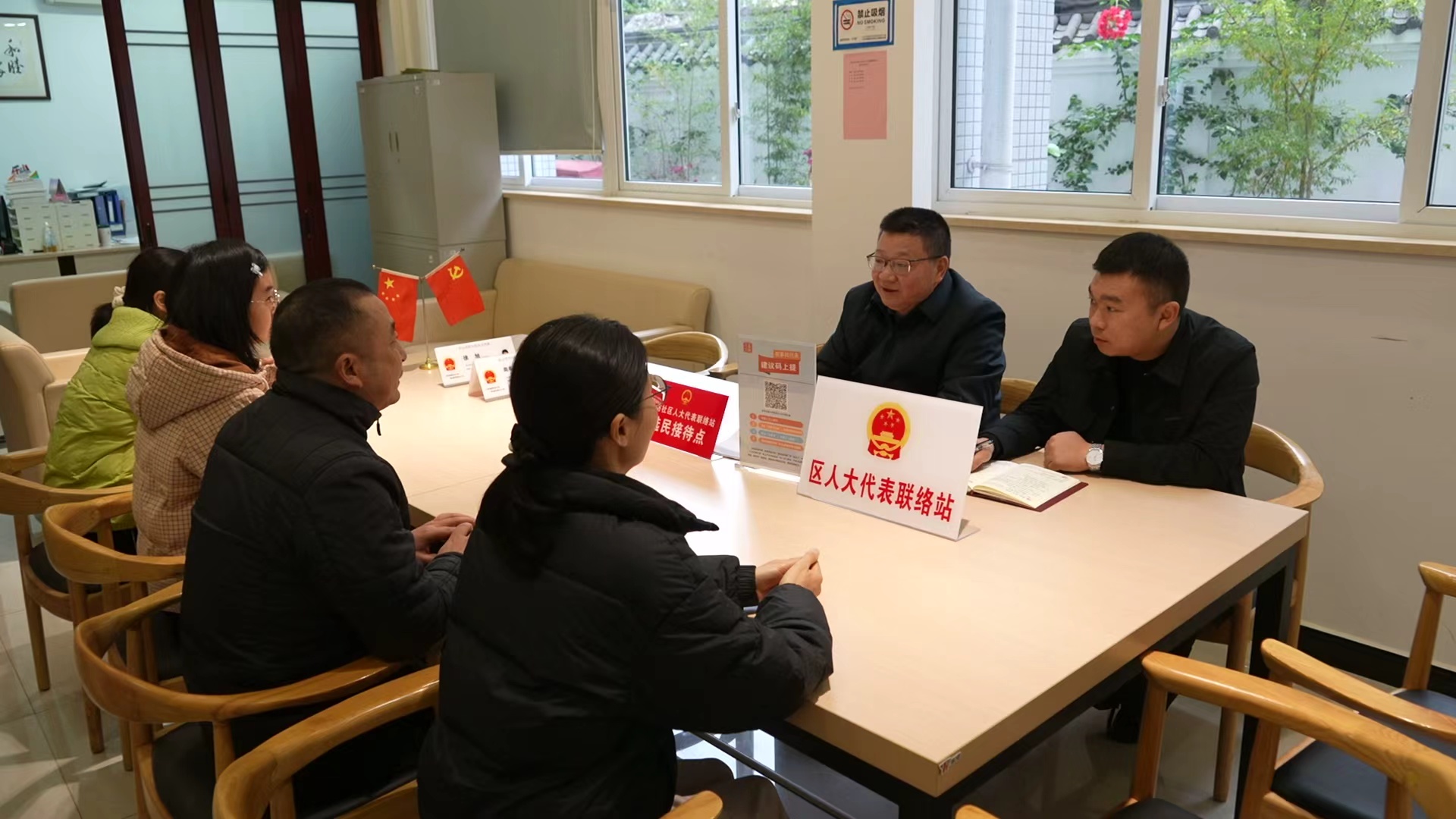 人大代表在市中区全过程人民民主实践中心开展民意收集工作