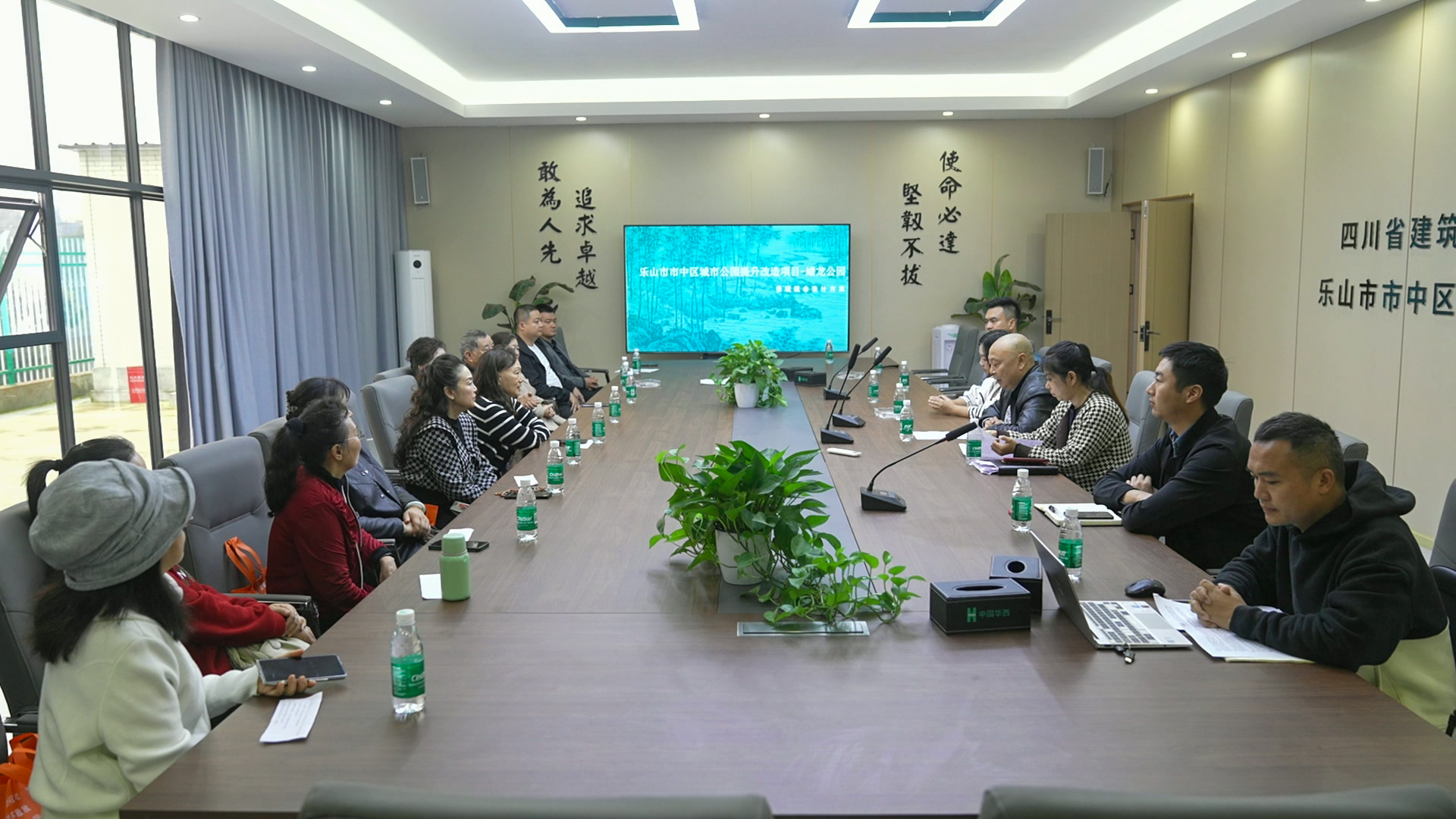 院坝会上，市人大代表与群众代表面对面交流