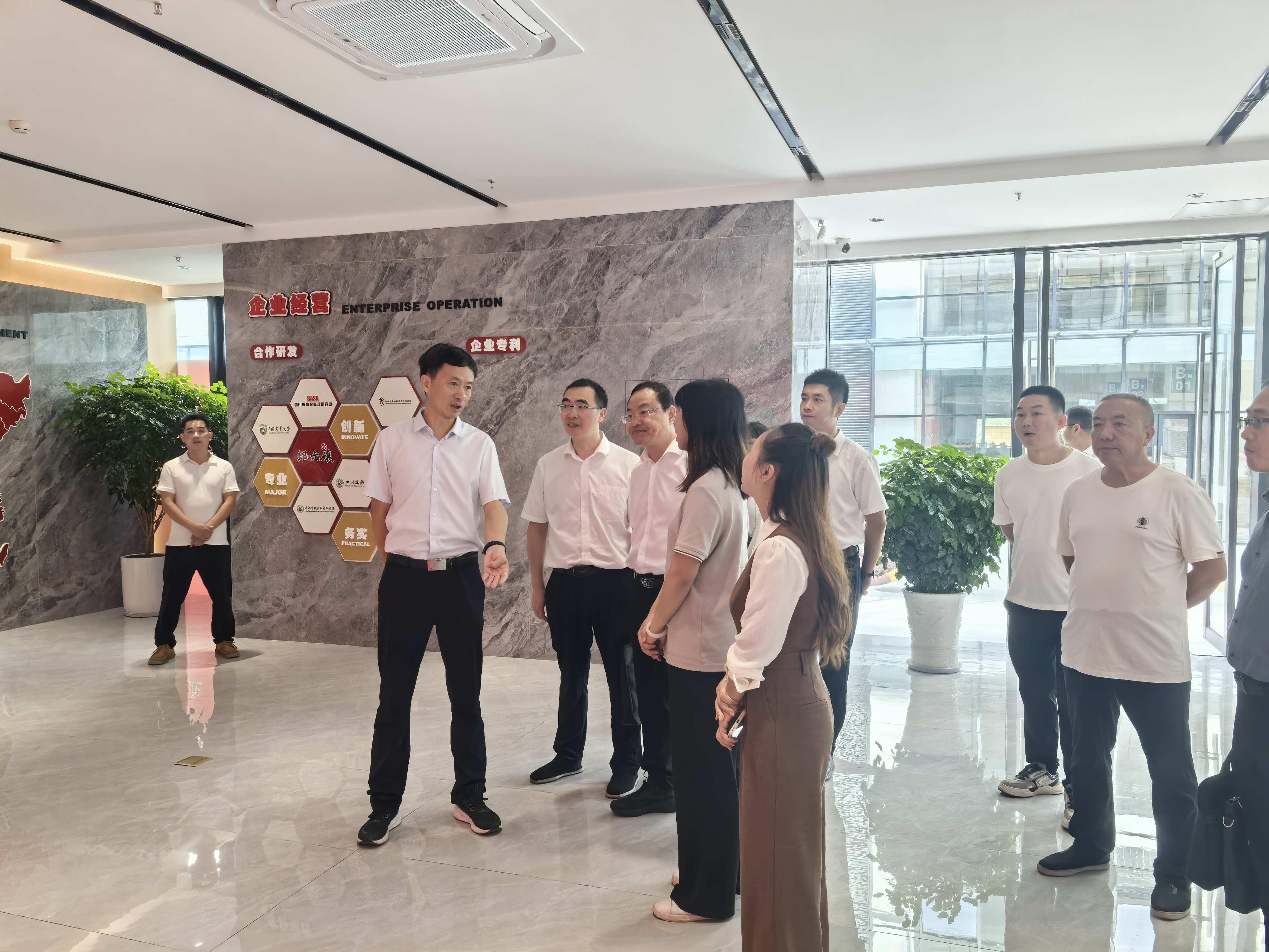 区人大常委会主任刘华东到乐山味道食品饮料产业园区调研