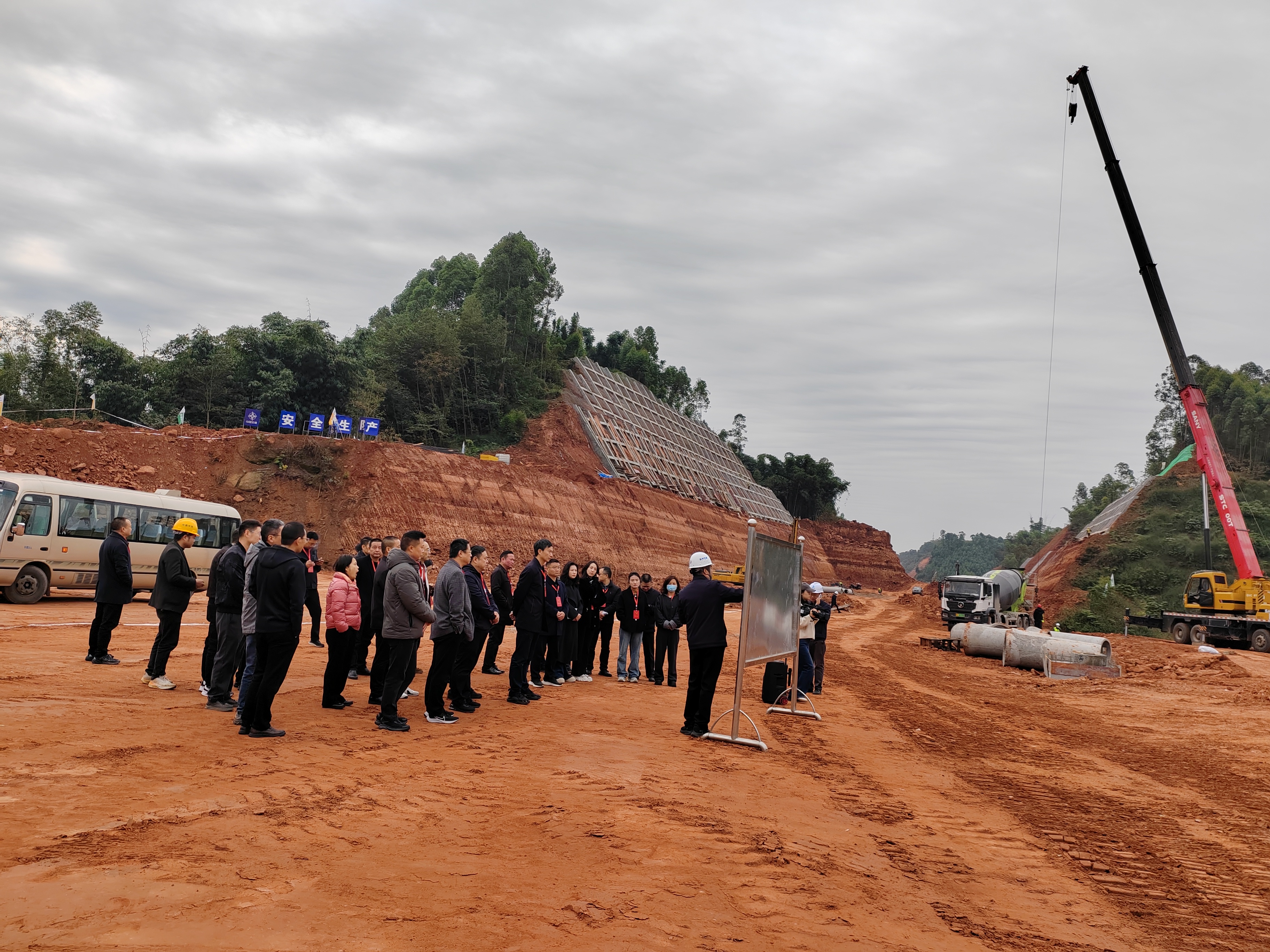 代表们在致江路桥—S305连接线道路新建工程项目现场