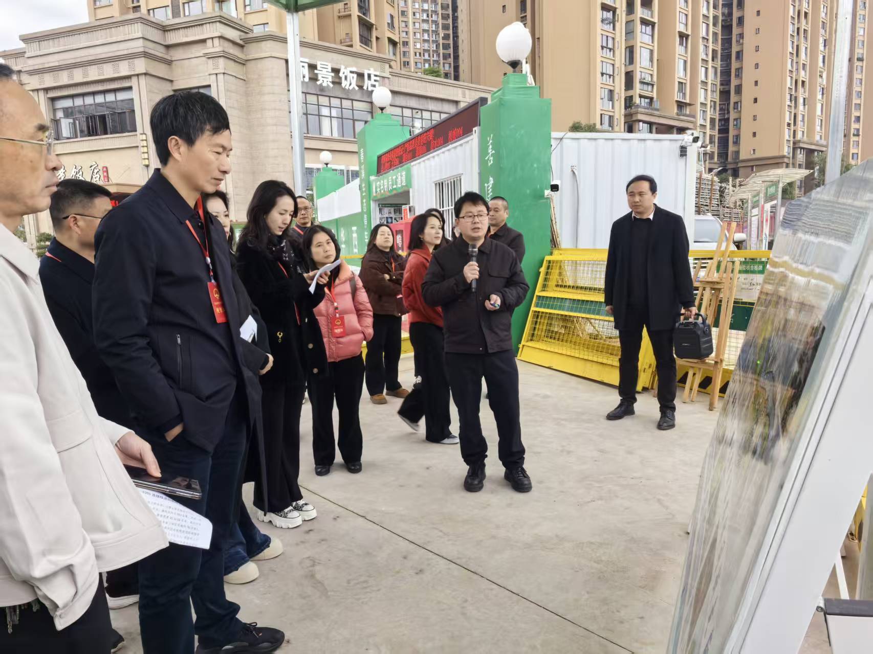 代表们听取春溪体育公园项目建设情况介绍