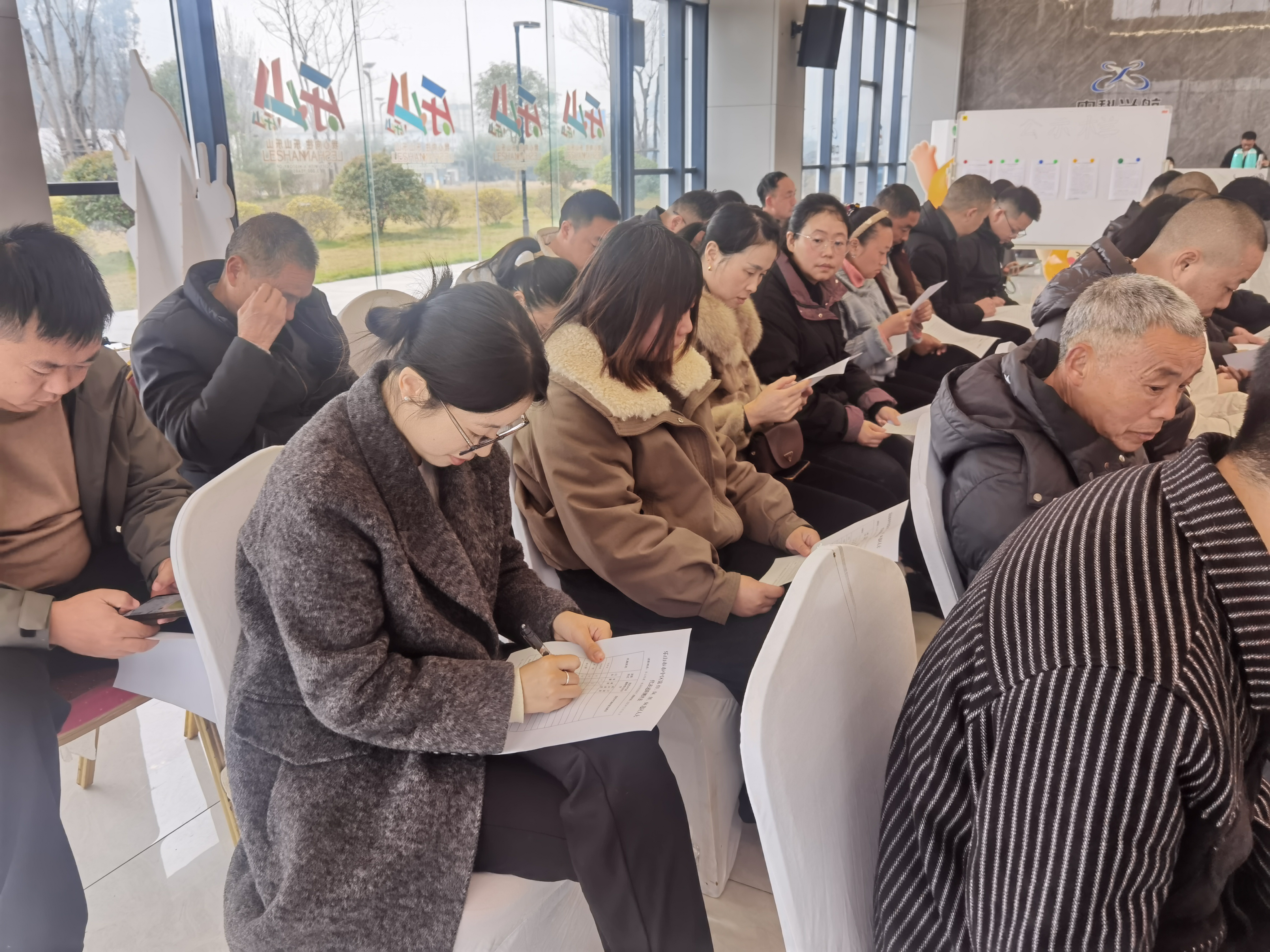 选民代表填写满意度测评表