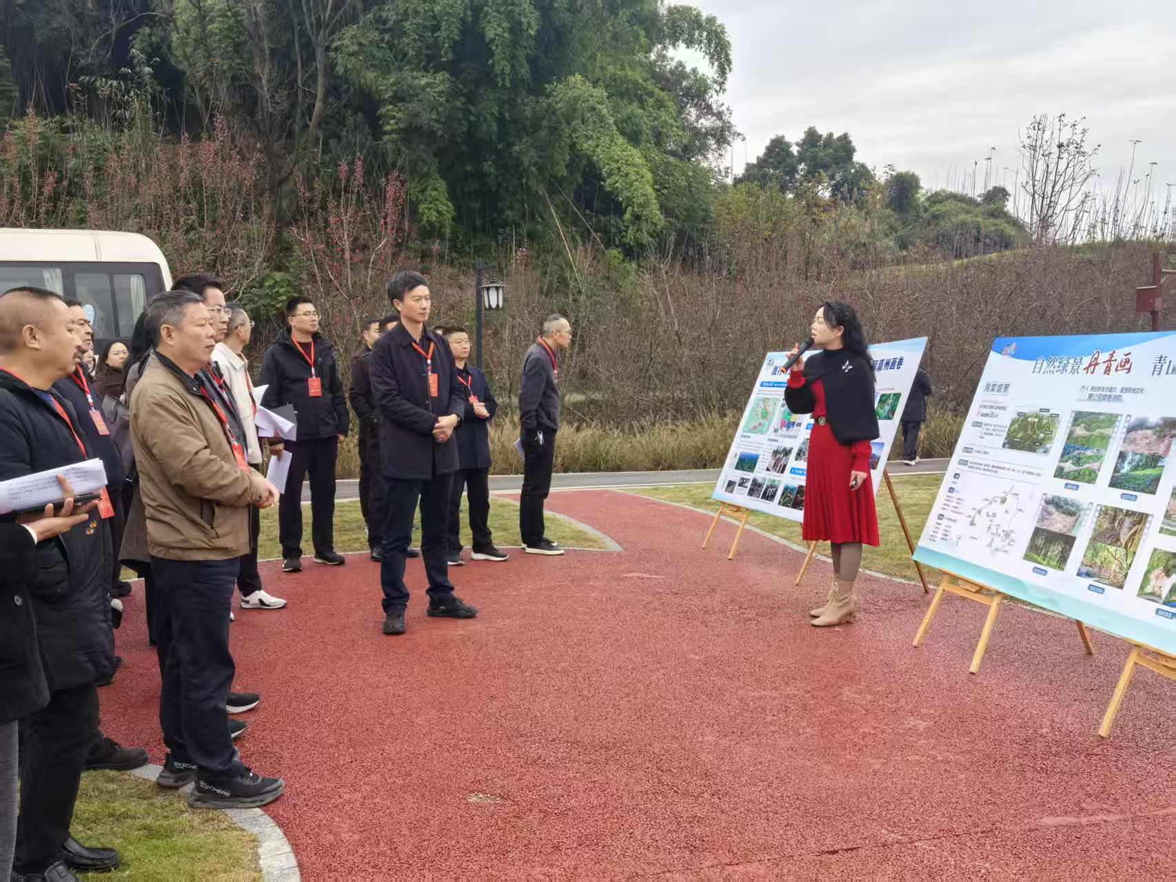 代表们现场嘉州绿心公园海棠盛景项目建设运营和服务情况