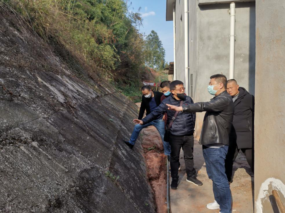 调研勘察杨军坝地灾点