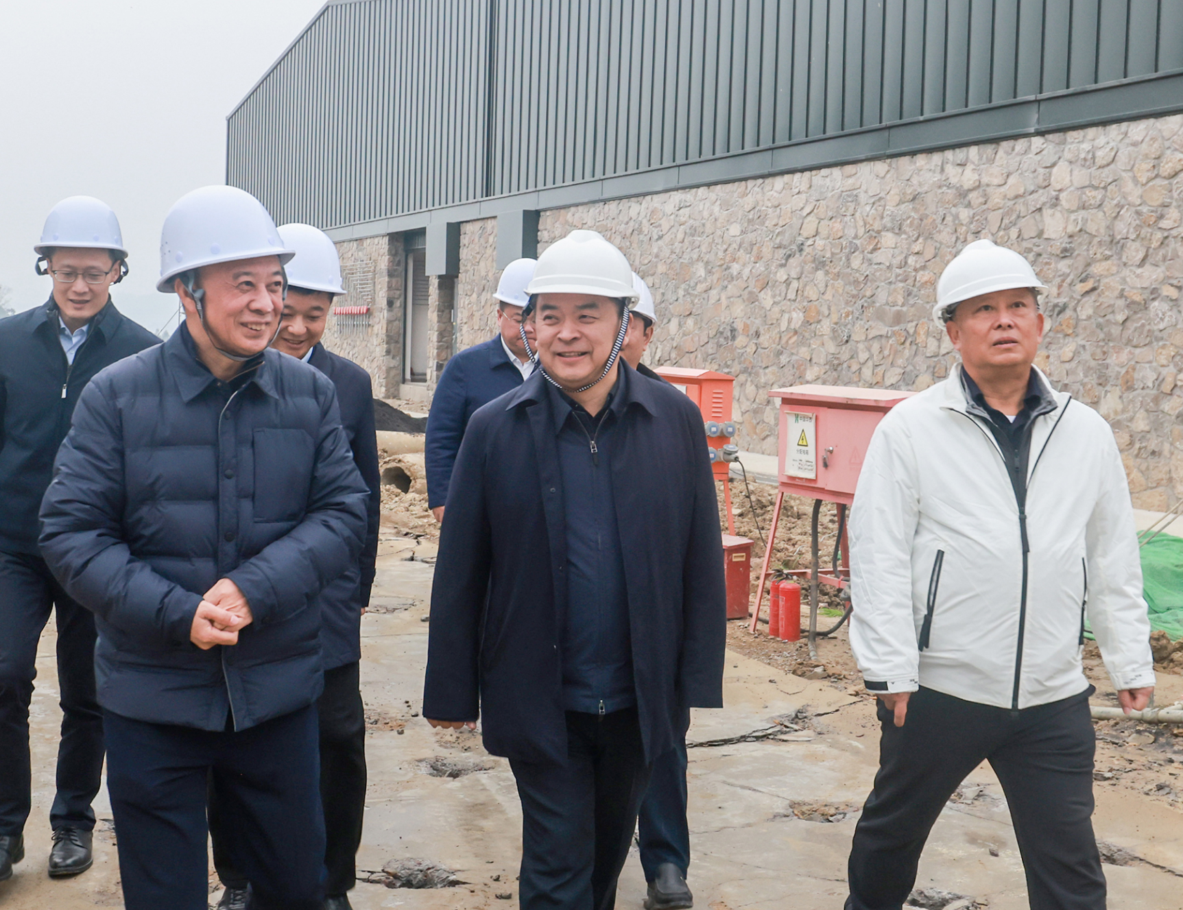 卢军来到高桥威士忌酒业工旅融合项目现场，详细了解项目建设情况。