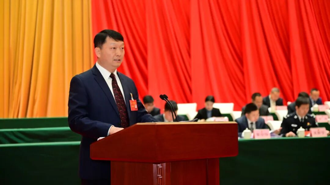 李建伦代表区人民政府作工作报告